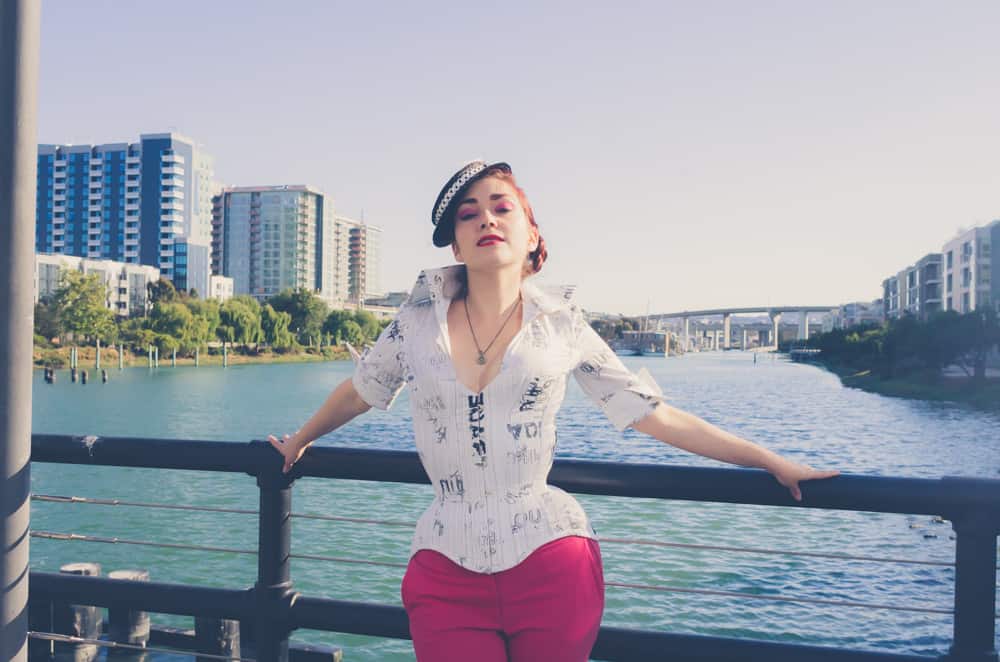 Read more about the article Stealth Corseting: Show Off the Corset or Wear It Stealth