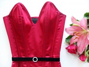 Read more about the article What Makes You A Fiery Vixen: Pros & Cons of Overbust Corset